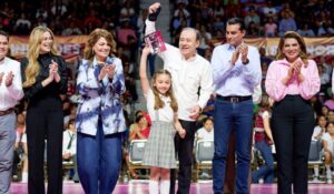 Entrega Gobernador Alfonso Durazo becas a estudiantes de primaria en Hermosillo