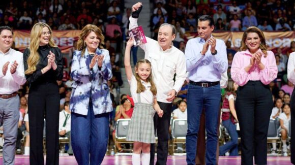 Entrega Gobernador Alfonso Durazo becas a estudiantes de primaria en Hermosillo