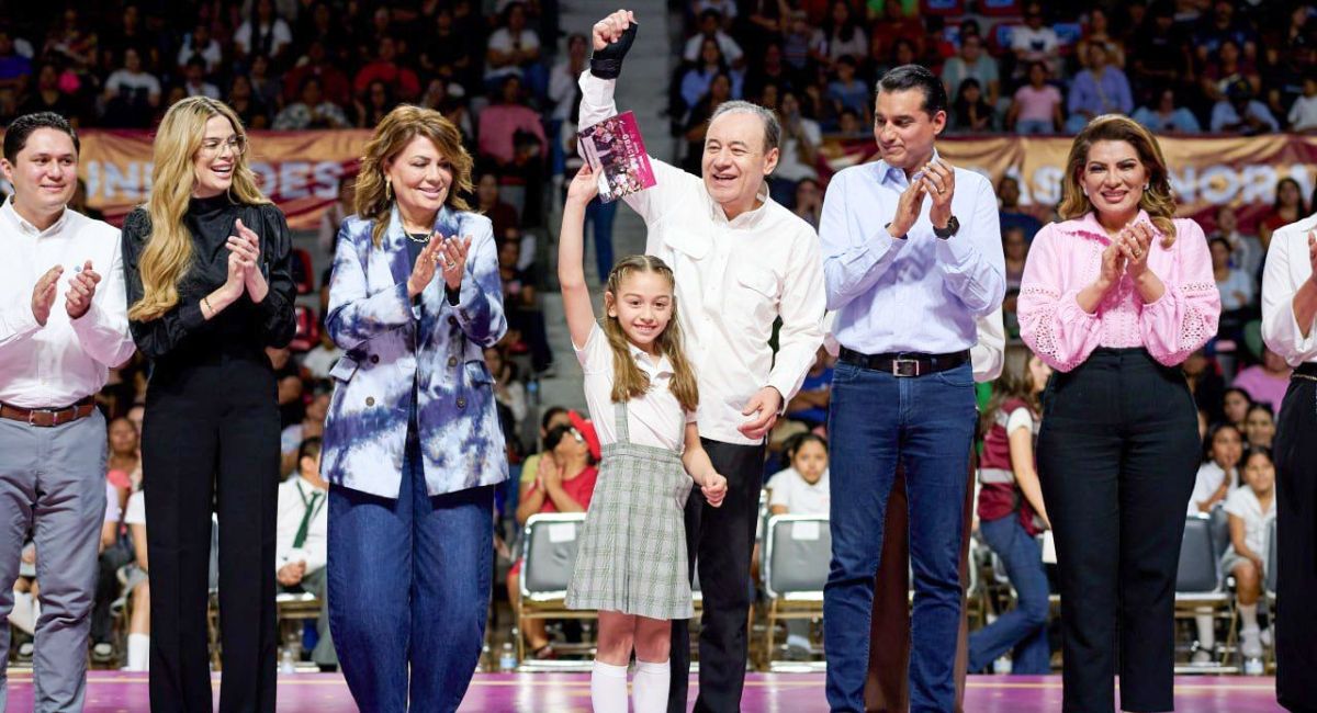 Entrega Gobernador Alfonso Durazo becas a estudiantes de primaria en Hermosillo