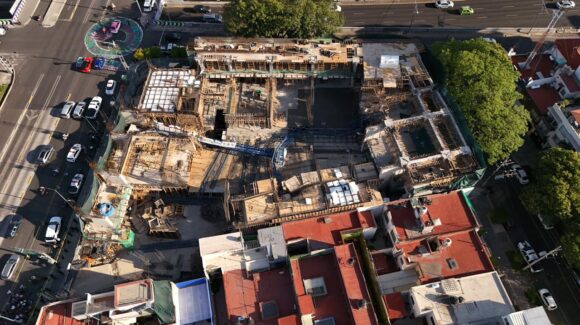 ¡Impactante! Colapsa una grúa torre en obra de la CDMX, deja cuatro lesionados