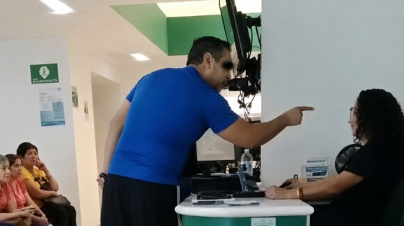 VIDEO: Sujeto amenaza a trabajadora del IMSS SLP con “matarla” y “embolsarla” por presunto mal servicio