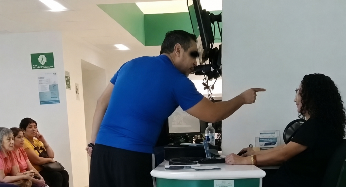 VIDEO: Sujeto amenaza a trabajadora del IMSS SLP con “matarla” y “embolsarla” por presunto mal servicio