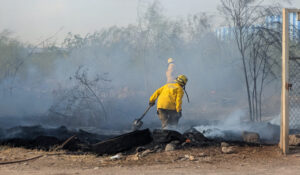 Se desata fuerte incendio detrás de Plaza Sendero en Ciudad Obregón; habría sido provocado