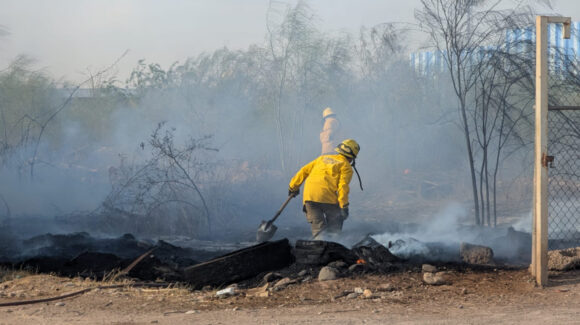 Se desata fuerte incendio detrás de Plaza Sendero en Ciudad Obregón; habría sido provocado