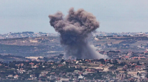 Israel bombardea más de 40 objetivos de Hezbollah en el sur de Líbano; hay 10 personas muertas