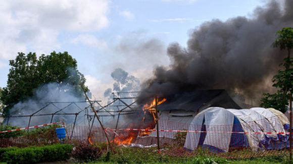 Incendian centro de tratamiento para el ébola en Congo; crece frustración por avance del virus