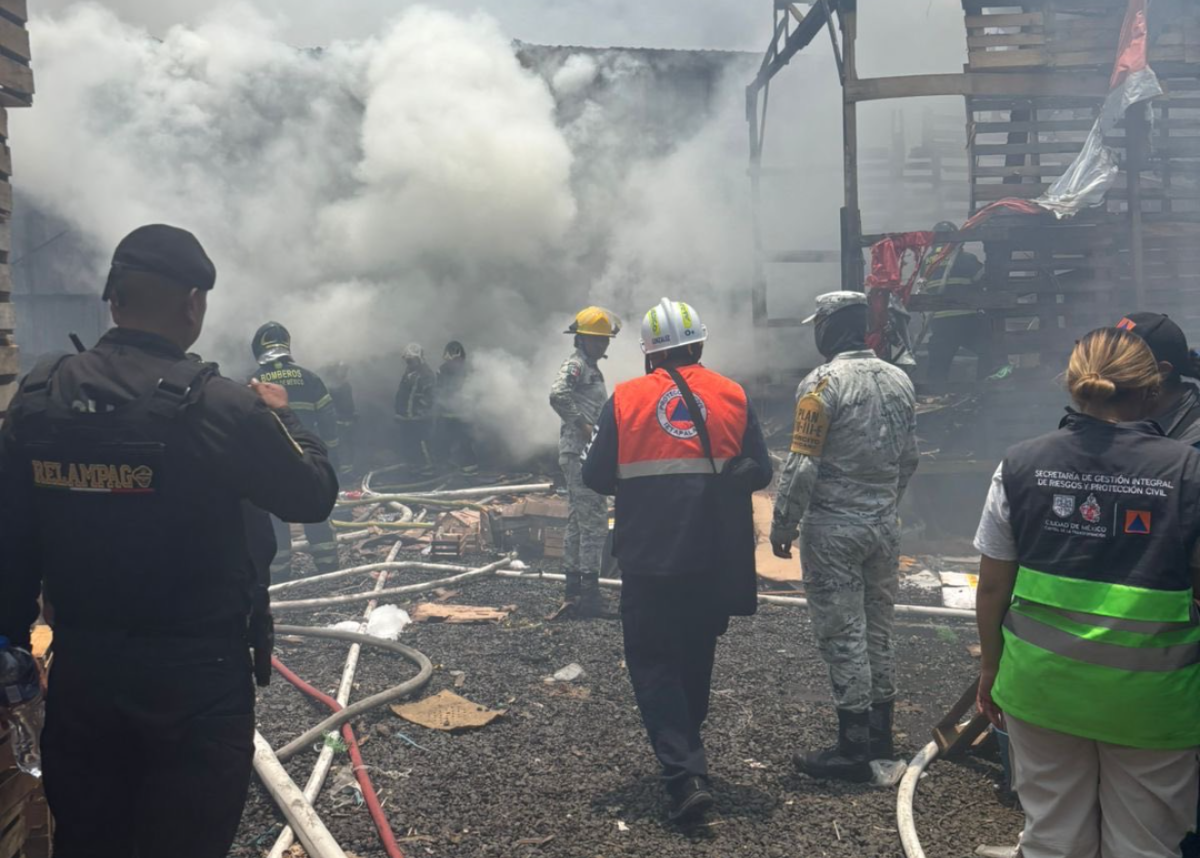Incendio en Iztapalapa provoca evacuación de 16 casas y movilización de equipos de emergencias.
