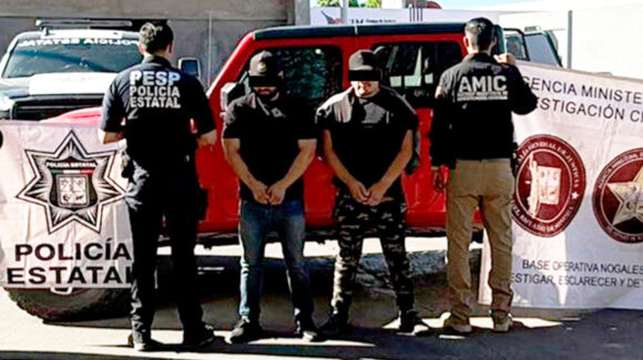 Los paran por no llevar placas y descubren que el auto era robado; fueron detenidos en Nogales
