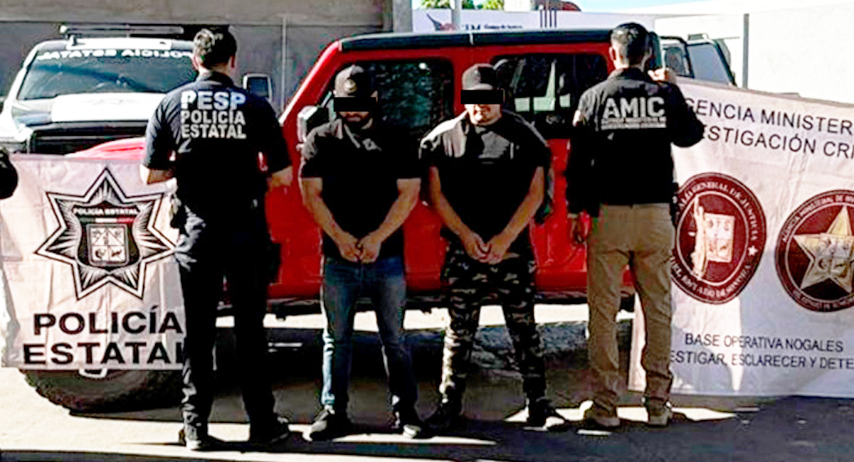 Los paran por no llevar placas y descubren que el auto era robado; fueron detenidos en Nogales