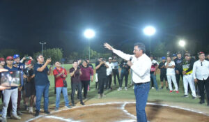 Javier Lamarque saca del abandono campo de beisbol en Providencia