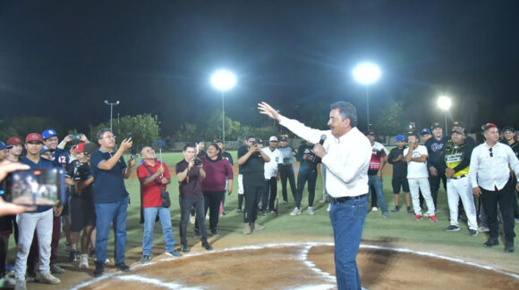 Javier Lamarque saca del abandono campo de beisbol en Providencia
