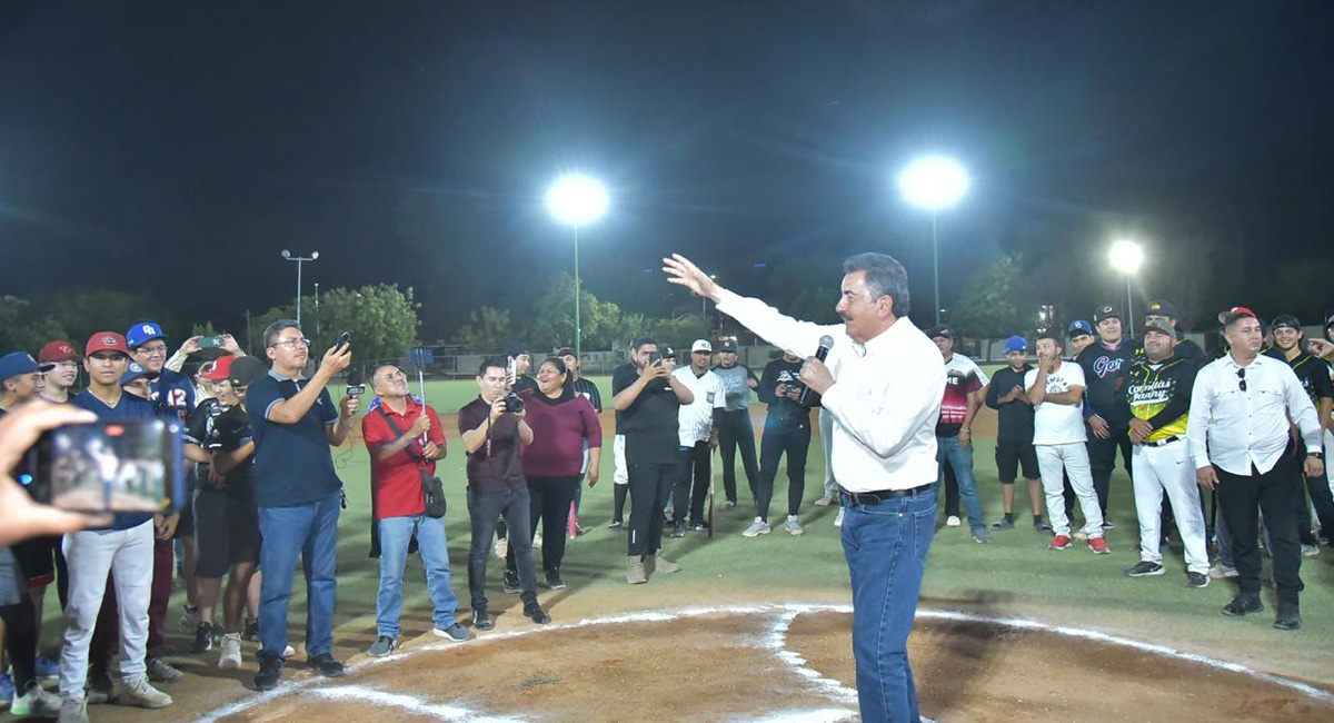 Javier Lamarque saca del abandono campo de beisbol en Providencia