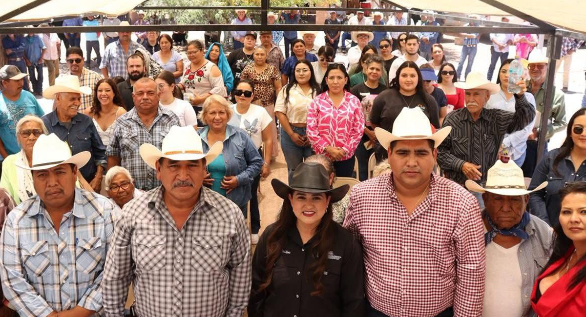 La titular de Sagarhpa, Célida López Cárdenas, junto a los asistentes del evento