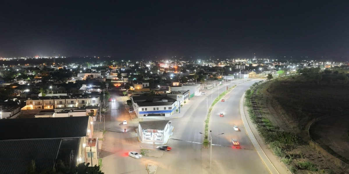 Las autoridades explicaron que con la instalación de estas luminarias, se ha mejorado la movilidad, la seguridad y la calidad de vida para miles de familias