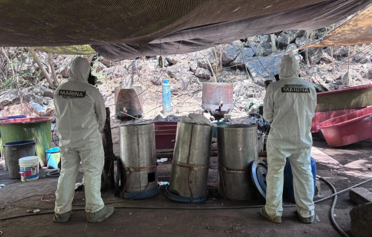Autoridades aseguran narcolaboratorio del CJNG en operativo federal.