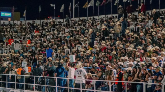 Lleno total en el rodeo de la ExpoGan Sonora 2026 con jinetes, lazos y mini bulls