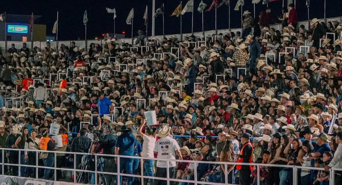 Lleno total en el rodeo de la ExpoGan Sonora 2026 con jinetes, lazos y mini bulls