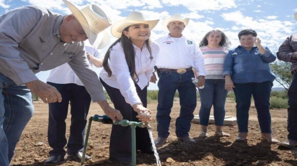 Llevan CEA y Sagarhpa nueva red de agua potable a familias de Divisaderos