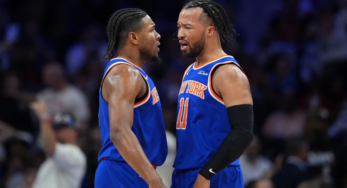 Brunson y McBride festejan una de sus anotaciones ante los Sixers
