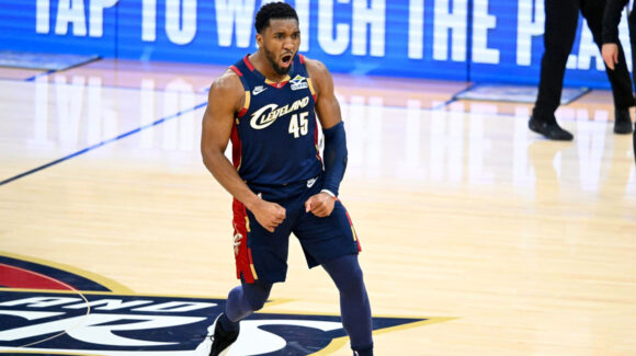 Un Mitchell encendido lidera a los Cavaliers a igualar la serie de playoffs ante los Pistons