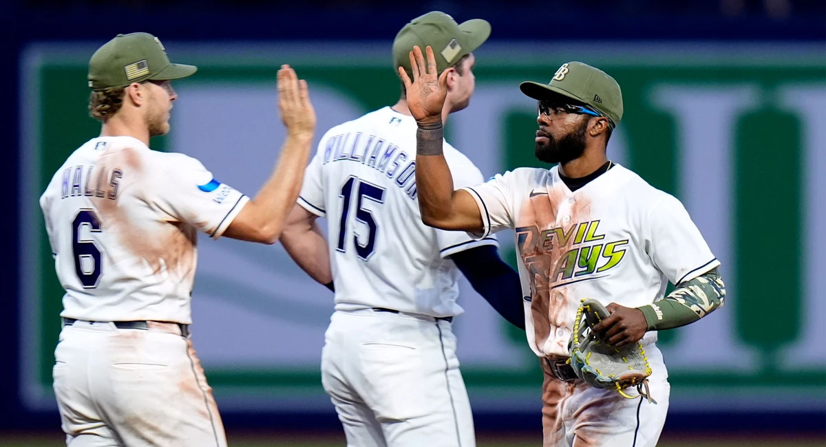 Mullins celebra con sus compañeros, después de la victoria ante los Marlins