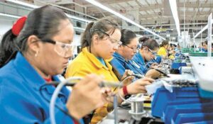 Madres sostienen hogares y economía; en Sonora más de la mitad de mujeres participa en el trabajo