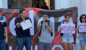 Se manifiestan integrantes del STAUS en los Poderes del Estado