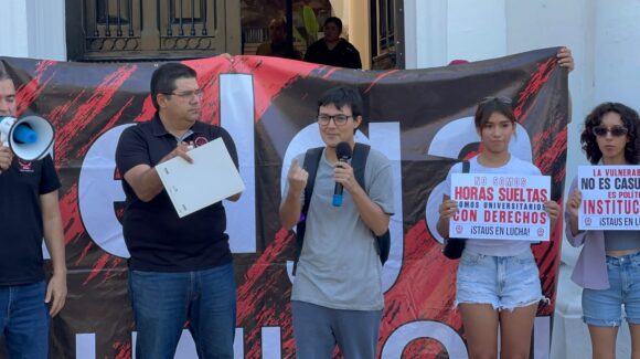 Se manifiestan integrantes del STAUS en los Poderes del Estado