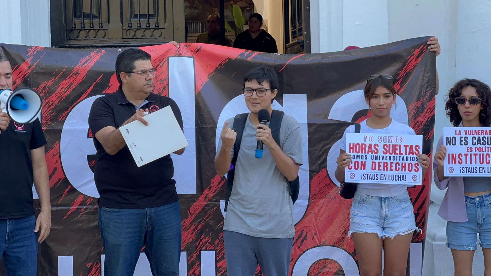 Miembros del sindicato de académicos exponen pliego petitorio.