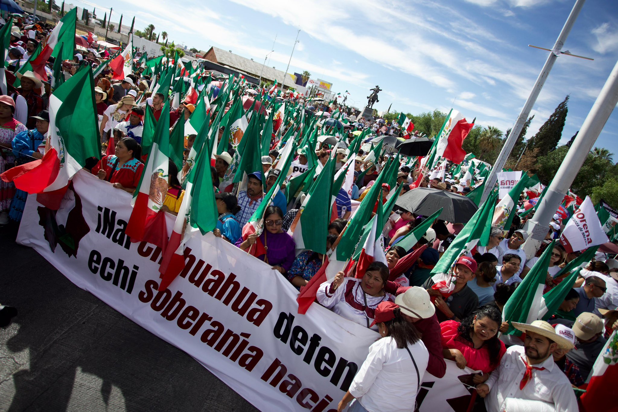 Marcha Morena en contra de gobernadora Maru Campos en Chihuahua por cierre de vías.