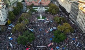 Marcha universitaria llega a Plaza de Mayo por fondos educativos