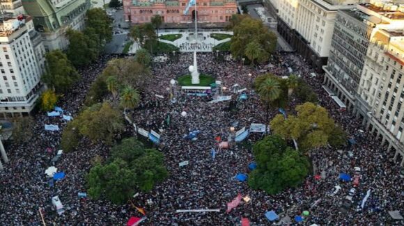 Marcha universitaria llega a Plaza de Mayo por fondos educativos