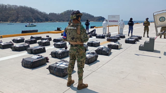 Secretaría de Marina rescata a 11 personas y asegura cocaína en operaciones en el Océano Pacífico