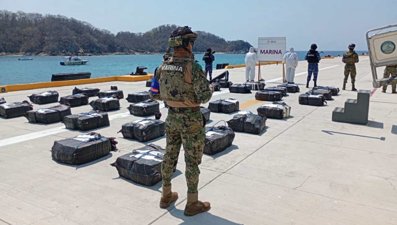 Secretaría de Marina rescata a 11 personas y asegura cocaína en operaciones en el Océano Pacífico.