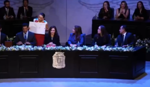 Martha Márquez irrumpe en acto oficial y protesta por falta de agua en Aguascalientes