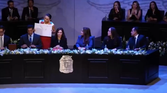 Martha Márquez irrumpe en acto oficial y protesta por falta de agua en Aguascalientes