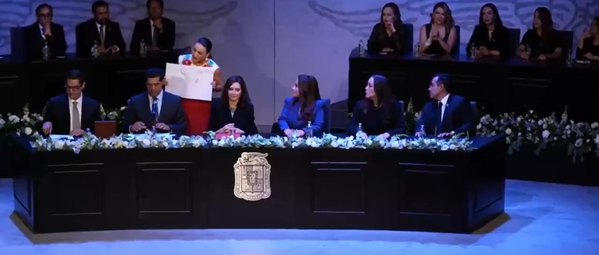 Martha Márquez irrumpe en acto oficial y protesta por falta de agua en Aguascalientes