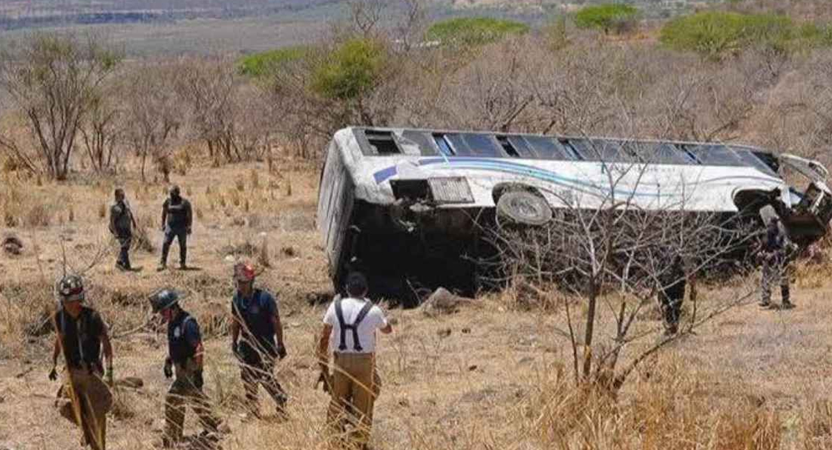 El vehículo se salió del camino y volcó varios metros en el monte