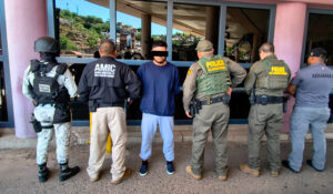 Huyó a Estados Unidos: Deportan a sujeto con orden de arresto en Sonora por violentar a su pareja