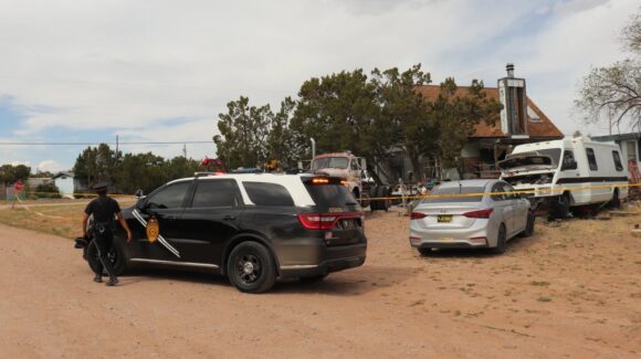 Tres personas fallecieron en Nuevo México y socorristas son descontaminados tras exposición a una sustancia desconocida
