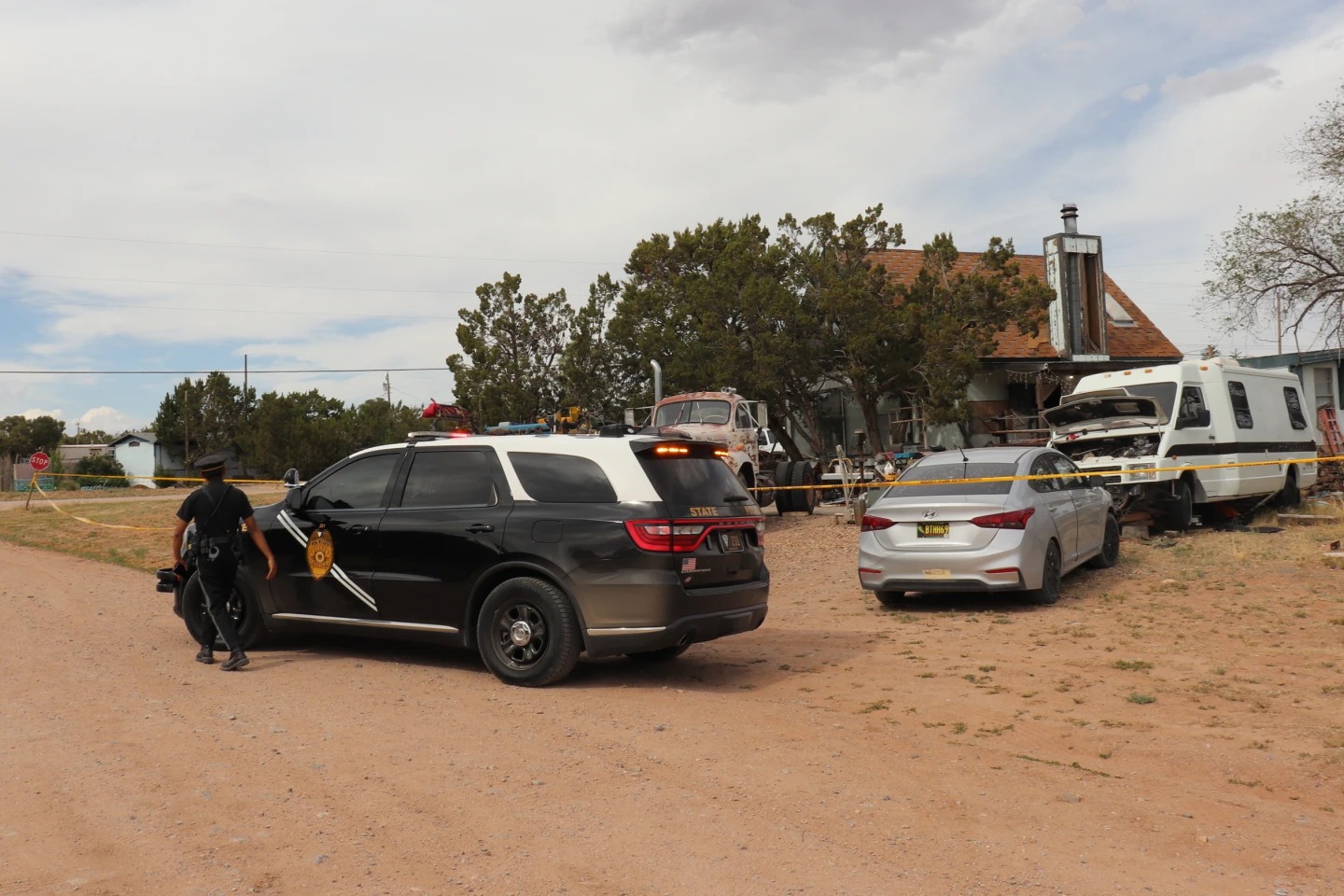 Tres personas fallecieron en Nuevo México y socorristas son descontaminados tras exposición a una sustancia desconocida.