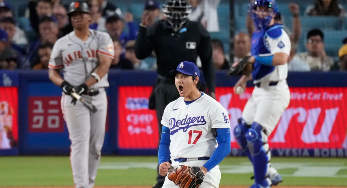 Ohtani festeja después de ponchar a Rafael Devers en la sexta entrada