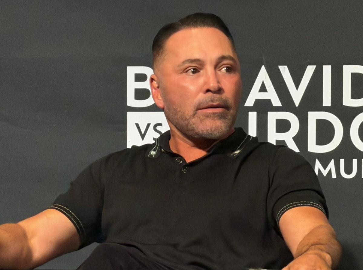 Óscar de la Hoya predice pelea difícil entre David Benavidez y Gilberto Ramírez.