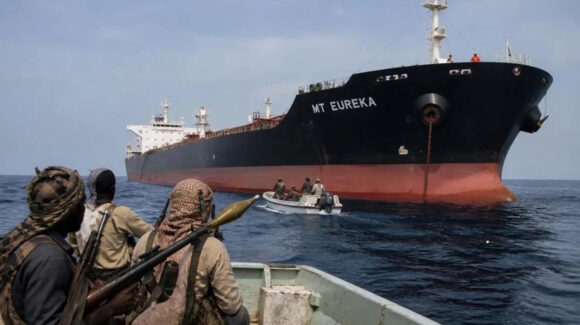 Piratas somalíes resurgen en el océano Índico por bloqueo del estrecho de Ormuz y otras rutas