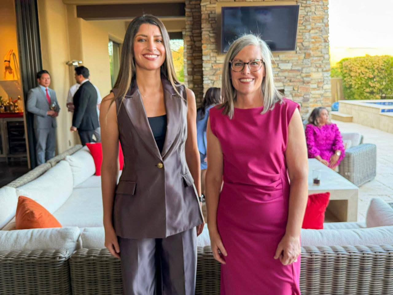 Paulina Ocaña jefa del Ejecutivo Estatal y la gobernadora de Arizona Katie Hobbs