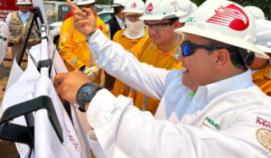 Director de Pemex, Juan Carlos Carpio, supervisa obra electromecánica en Campo Bakté, Tabasco