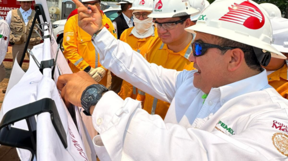 Director de Pemex, Juan Carlos Carpio, supervisa obra electromecánica en Campo Bakté, Tabasco