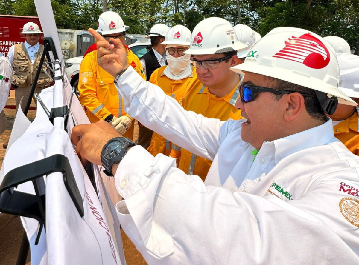 Director de Pemex, Juan Carlos Carpio, supervisa obra electromecánica en Campo Bakté, Tabasco.