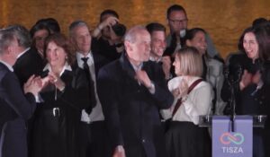 Político húngaro baila de forma extravagante en ceremonia de asunción de Primer Ministro