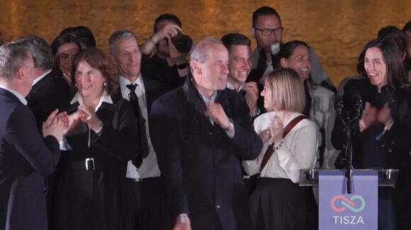 Político húngaro baila de forma extravagante en ceremonia de asunción de Primer Ministro